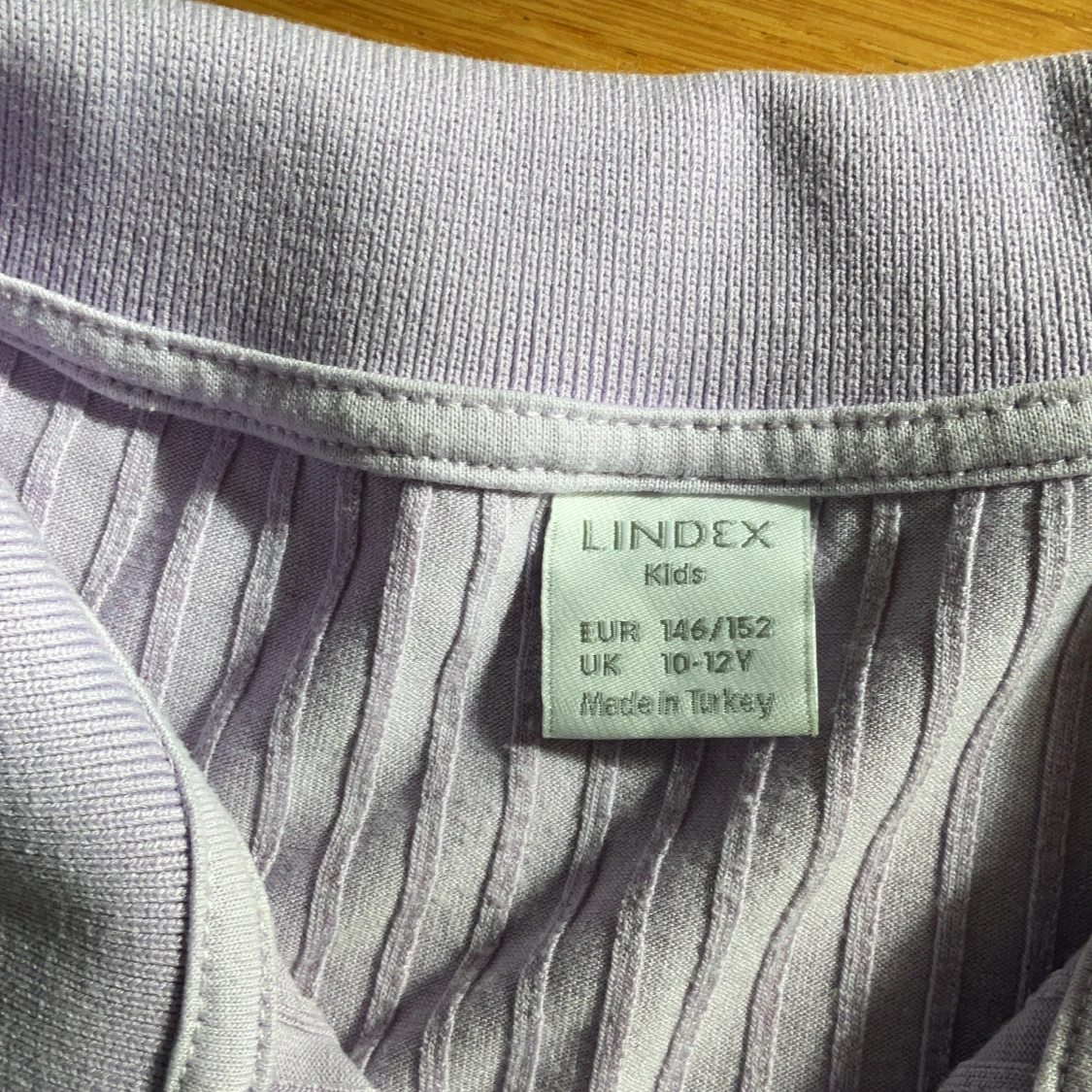 Ljuslila ribbad pikétröja från Lindex - 1