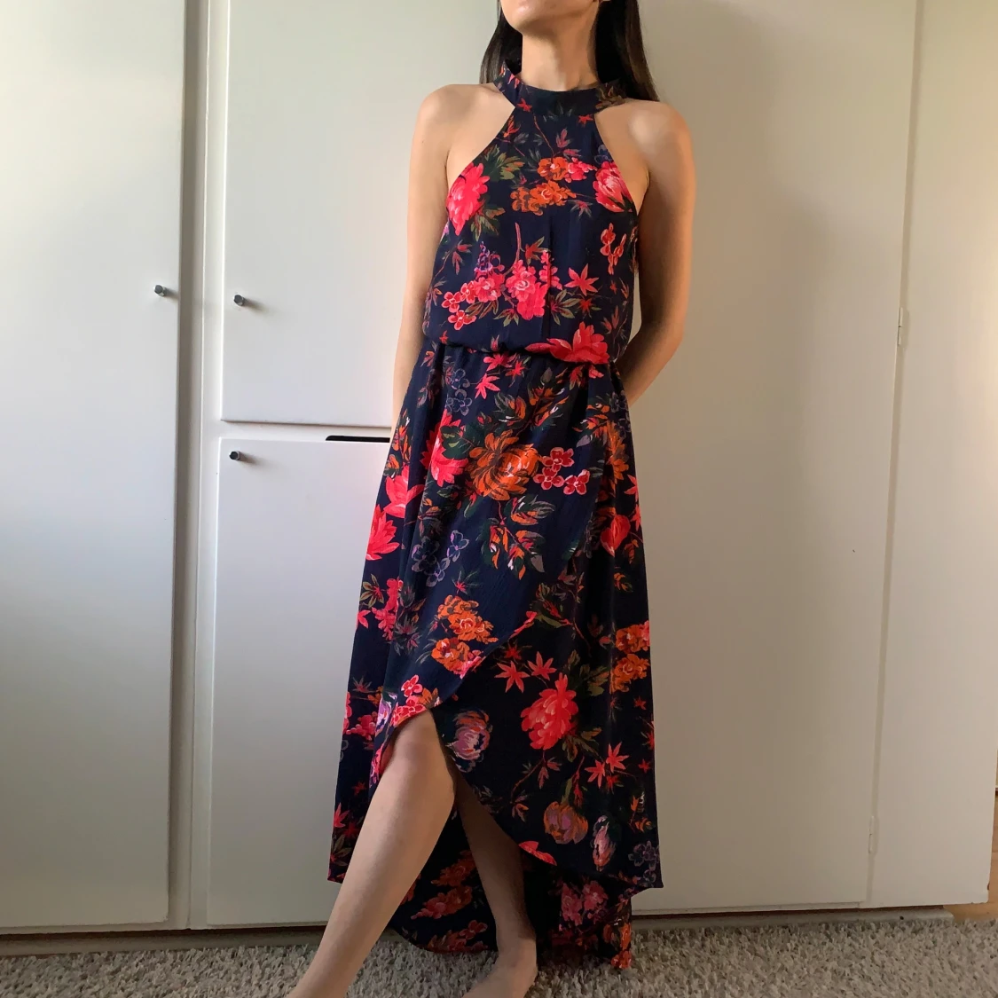 Mörkblå/röd blommig långklänning