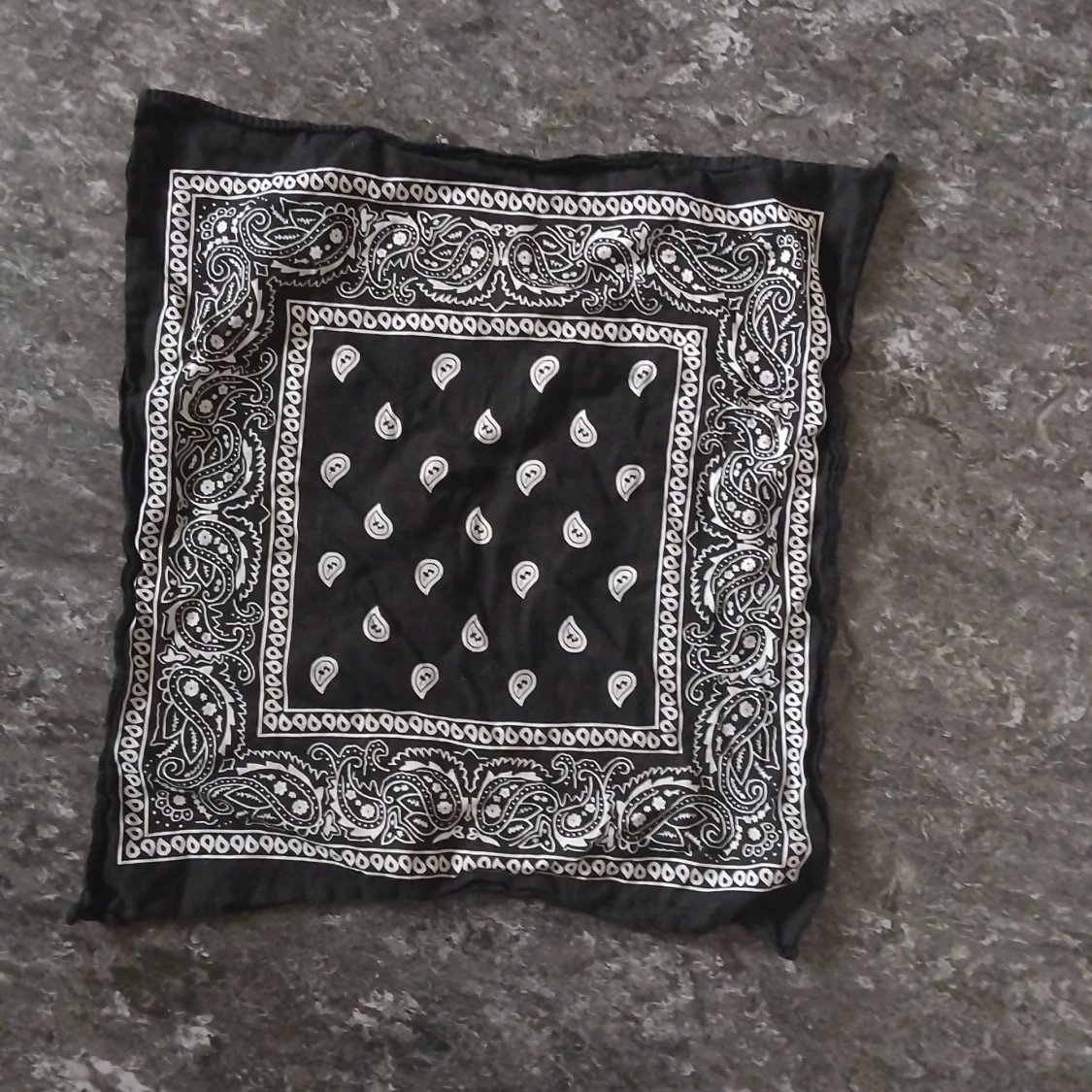 Svartvit paisley bandana halsduk