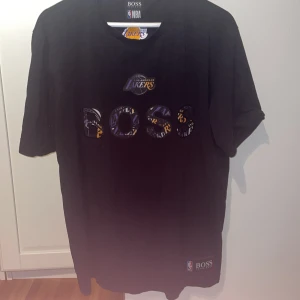 Svart Lakers x BOSS t-shirt NBA - Svart t-shirt från Hugo Boss i samarbete med NBA och Los Angeles Lakers. 