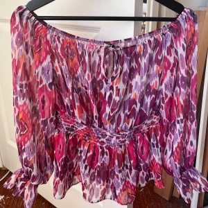 blus från River Island - Säljer denna blus från River Island. Den är väldigt tunn i materialet. Köpte på sellpy förra sommaren men aldrig kommit till användning. 