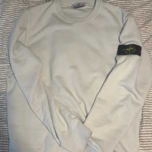  Stone Island sweatshirts  - Säljer denna tröjan som är i princip nyskick, köptes i mars. Storlek L men passar även M