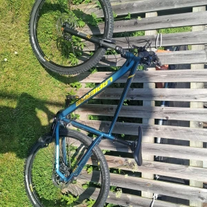 Mountainbike - Bilderna visar en blå Lapierre-mountainbike med grova däck och sportig design, perfekt för äventyr i terräng och på stigar. Cykeln har robust ram, dämpad framgaffel och Schwalbe-däck, vilket gör den redo för fartfyllda turer och utmanande cykling. Snygg och modern look för dig som gillar att vara aktiv utomhus.