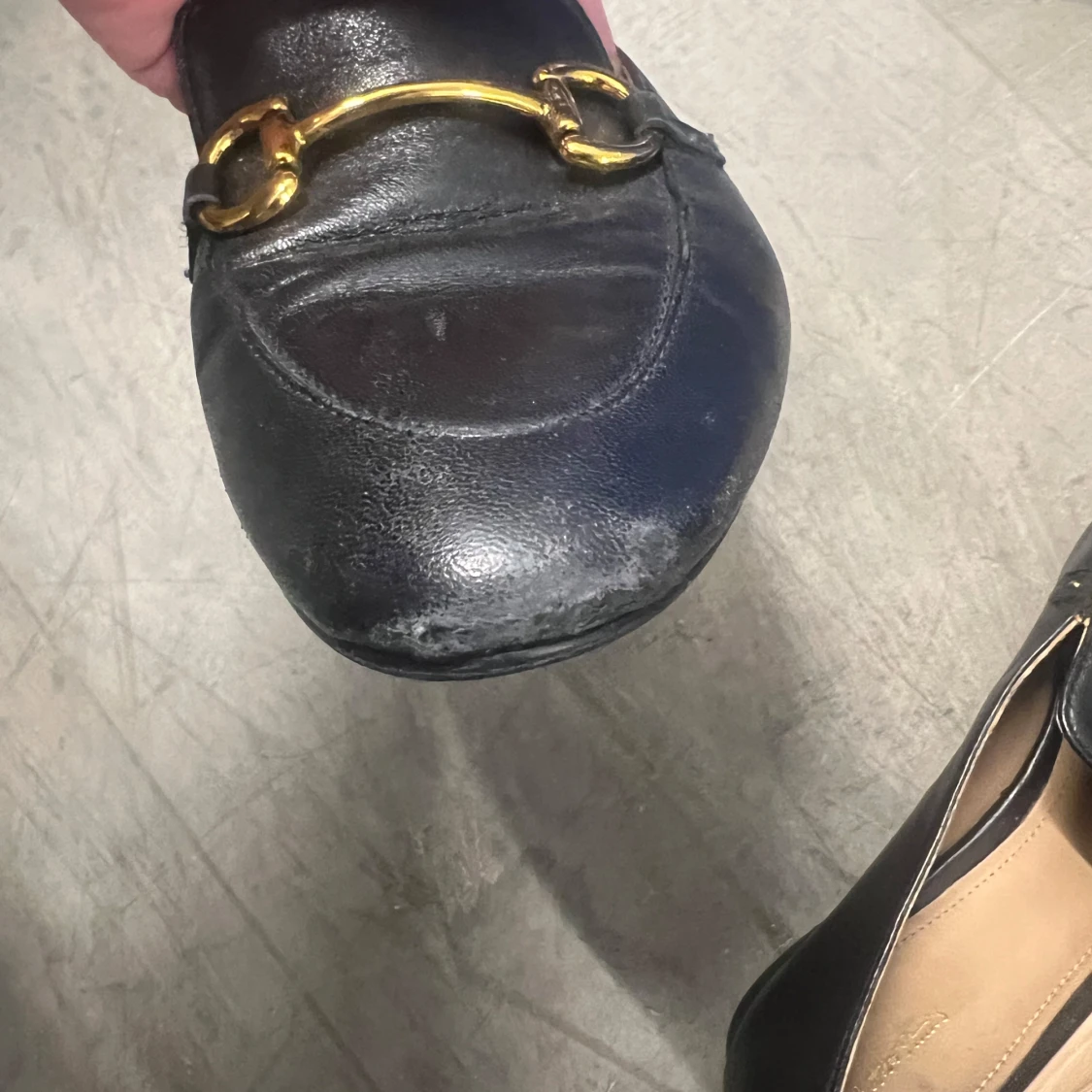 Svarta loafers med guldspänne - 2