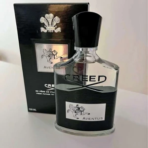 Creed Aventus Eau de Parfum 100ml - Creed Aventus Eau de Parfum 100ml med ikonisk svart och silver design. Flaskan är i glas med svart etikett och logga, samt svart plastkork. Lyxig och tidlös doft med maskulin känsla, perfekt för dig som vill sticka ut med en exklusiv parfym.