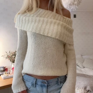 Vit off shoulder  - Så SNYGG tröja!!! Har tyvärr ett hål i ena armhålan (bild 5)🌷🌷 står storlek xl men ni ser hur den sitter på mig som brukar ha xs/s