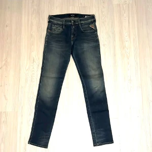 Replay Anbass Jeans - Tja säljer nu ett par Replay Anbass Jeans i storlek 30/32 för endast 399kr! Pris är ej hugget i sten, hör av er i dm vid funderingar 🙌