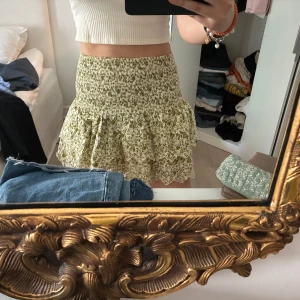 Populär zara kjol - Så fin i toppen skick! Säljs inte längre och eftertraktad därav priset! Storlek xs men passar xs-m skulle jag säga 💕💕