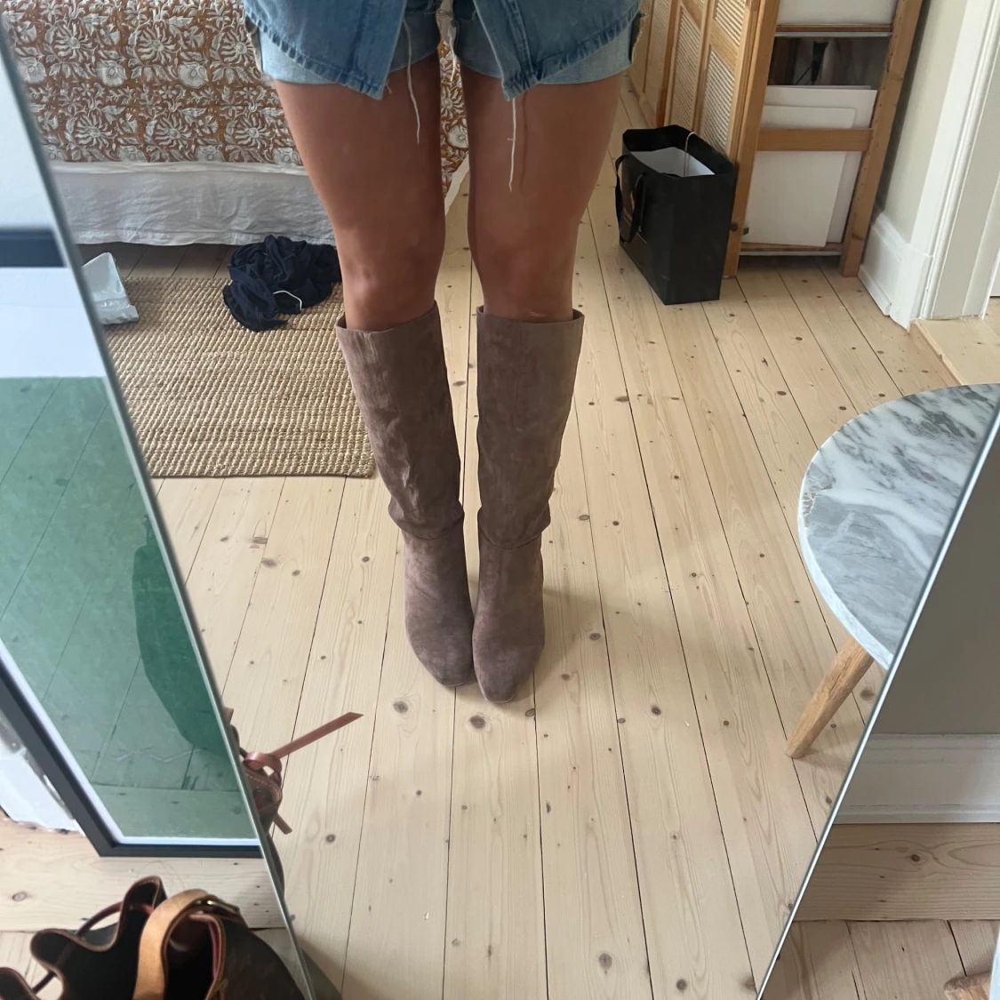 Brun/beiga stövlar i mockaimitation  - 1