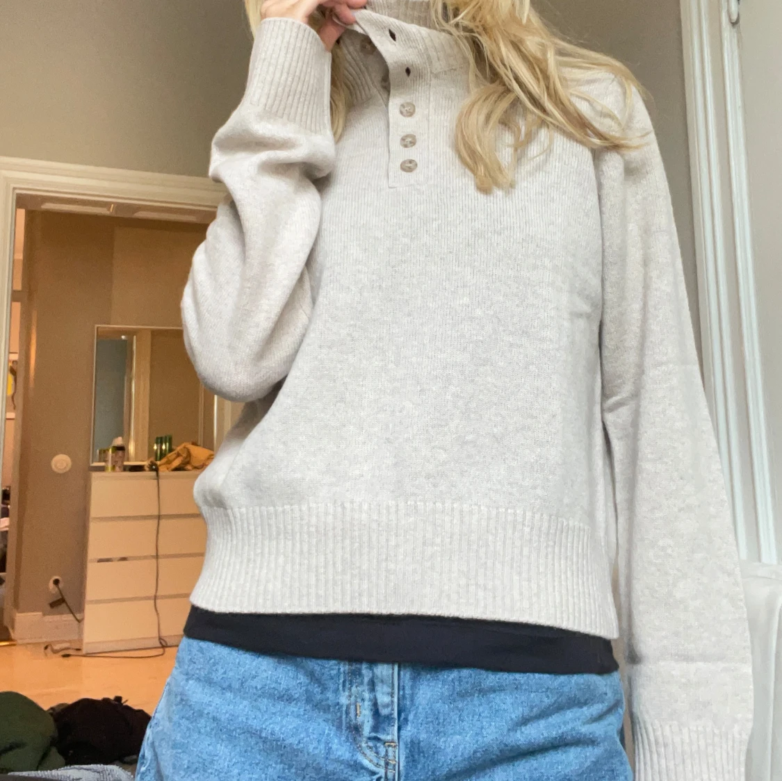 Beige stickad polotröja med knappar