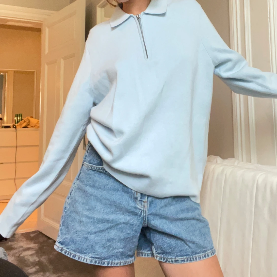 Ljusblå långärmad tröja med half zip  - 2