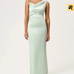Adoore klänning - Almeria dress - Supersnygg ljusgrön långklänning i satin med oneshoulder och smala axelband. Använd 1 gång.
