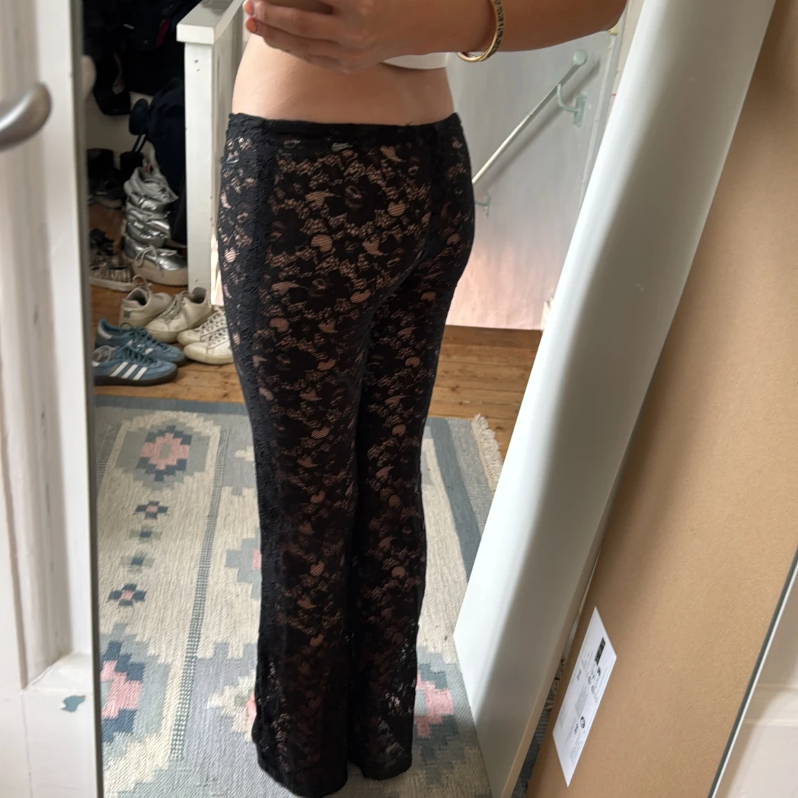 Lågmidjade svarta spetsbyxor - 1