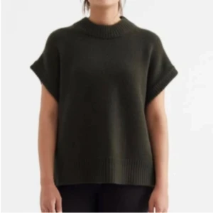 Soft Goat tröja - Round Neck Top i mörkgrön från Soft Goat. Storlek L sitter snyggt som oversize, jag är 180 cm. Nypris över 3200kr. 