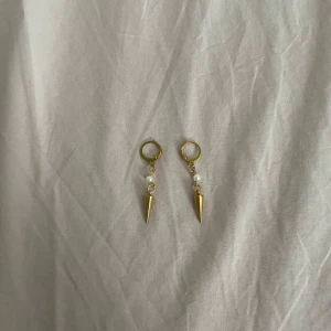 ”esmarilda” örhängen  - fina och trendiga örhängen som passar perfekt nu till sommaren!!🔥🔥