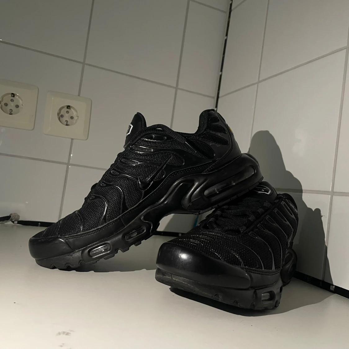 Nike Air Max Plus helsvarta sneakers - 1