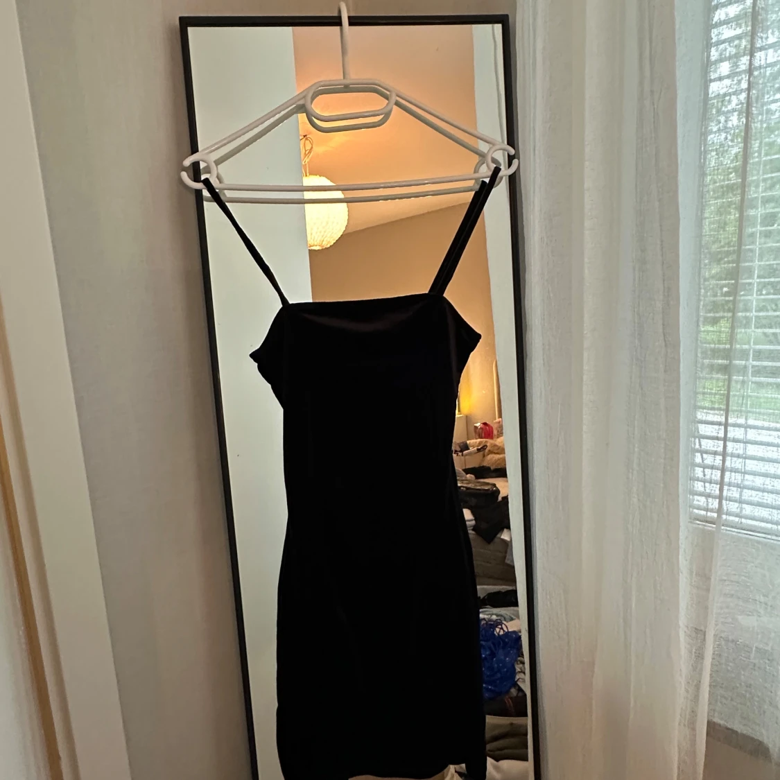 Svart axelbandsklänning