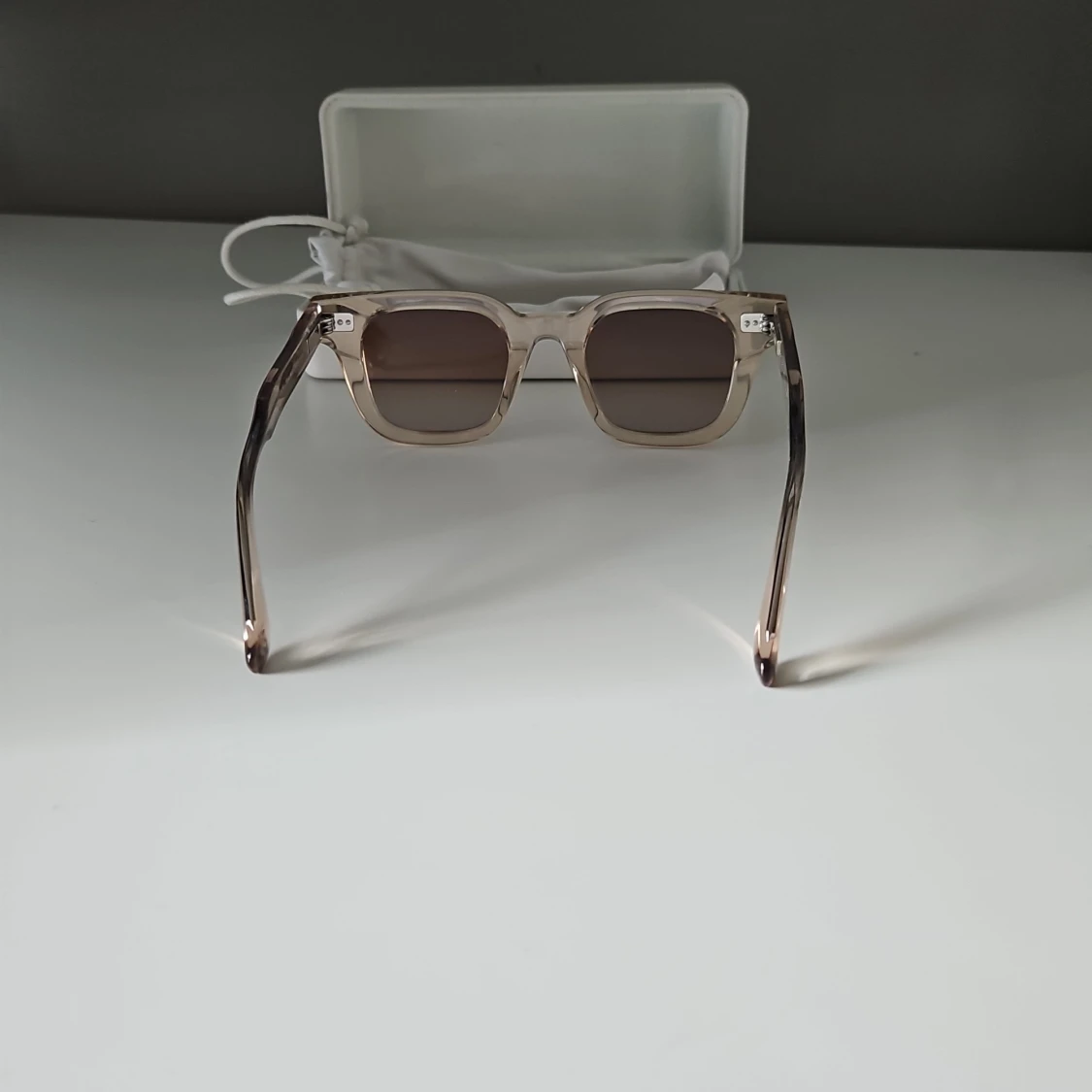 Beige fyrkantiga solglasögon Chimi - 3