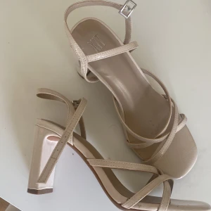 Klackar - Perfekta till sommaren, lätta att gå i! Klacken är ca 8 cm🌸