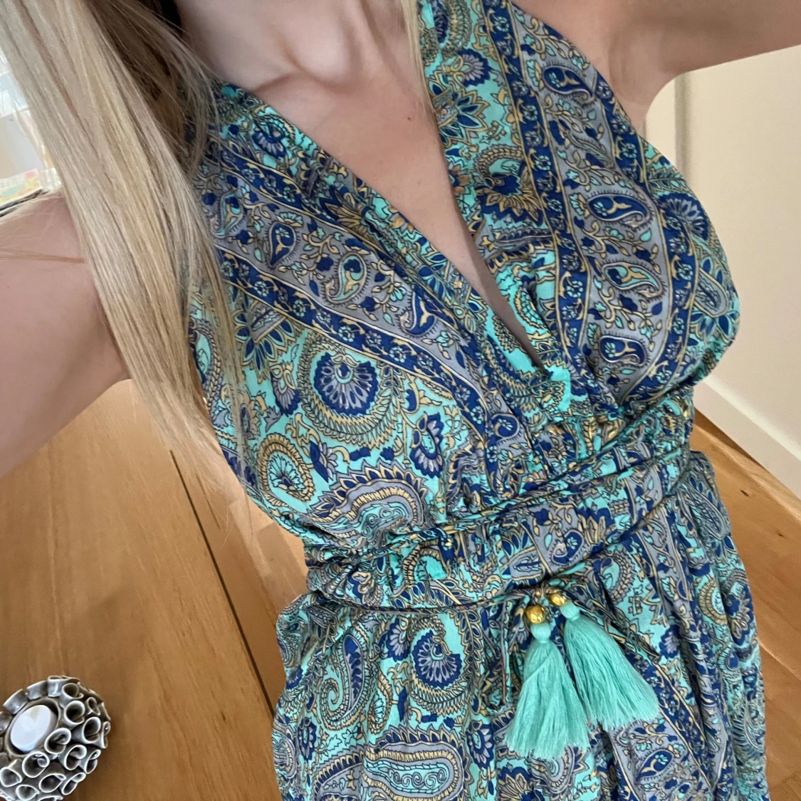 Blågrön paisleyklänning med knyt - 3