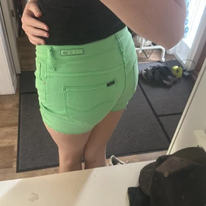 Gröna shorts  - Assnygga shorts från Lee, var byxor men avklippta (går såklart att göra kortare om man vill)💗 W28