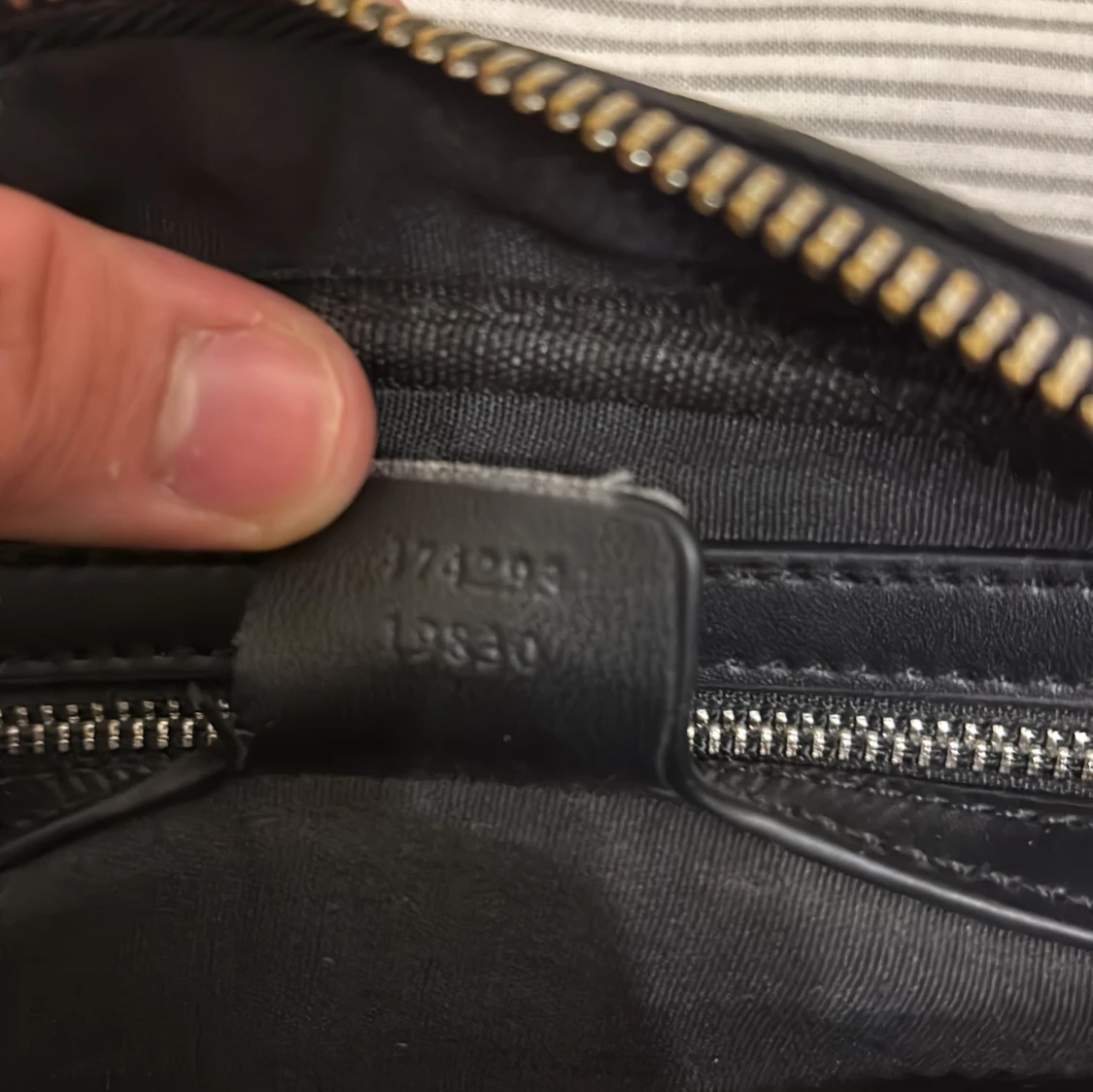 Svart axelväska monogrammönster  - 3