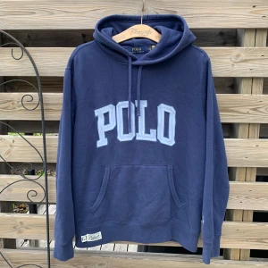 Ralph Lauren Hoodie  - Säljer denna feta Ralph Lauren Hoodie. Fint skick. Storlek M, kan nog också passa en större S. Hör gärna av er vid funderingar!🙌
