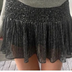 Populär glittrig kjol zara - Säljer denna snygga kjolen ifrån Zara som ej kommer till användning längre 💗