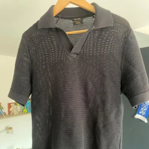 Pikétröja Massimo Dutti - Säljer en mörkgrå stickad pikétröja från Massimo Dutti i 100% bomull. Riktigt stilren och snygg nu till sommaren. Knappt använd