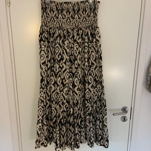 Svartvit långkjol från Zara  - Använd fåtal gånger, är som ny.