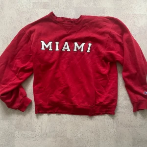 90s Miami sweatshirt - -Champion Blank -Röd -Storlek M (Passar S/M)  Mått -Bröst: 58cm -Axlar till Axlar: 55cm -Längd: 62cm