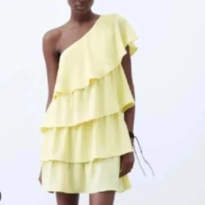 Zara volangklänning  - Super fin!!💗