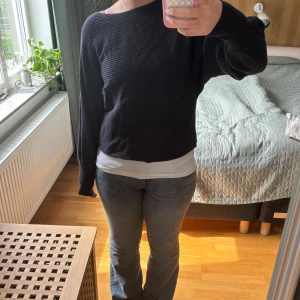 Mörkblå ribbad tröja från ONLY - Säljer en mörkblå ribbad tröja från ONLY med avslappnad passform och långa ärmar. Tröjan har en croppad look och är tillverkad i mjukt material som passar perfekt till jeans eller kjol. Enkel och stilren design som funkar året runt.