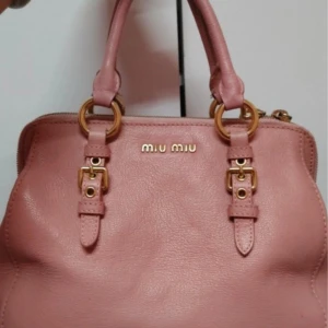 Miu miu handväska - Sååå snyggg men inte min stil. 100% äkta! 