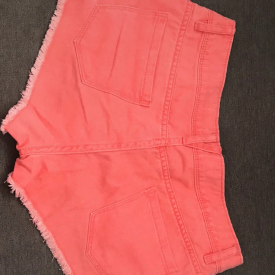 Korallrosa jeansshorts med fransar - 1