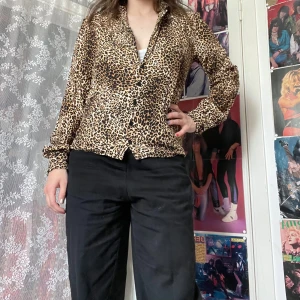 Leopard blus - Snygg leopard blus i bra skick. Snygg v-ringning. Jag kan mötas upp i Uddevalla centrum, annars fraktar jag gärna. Köparen står för frakten. (Står ej för postens slarv) katt finns i hemmet. 