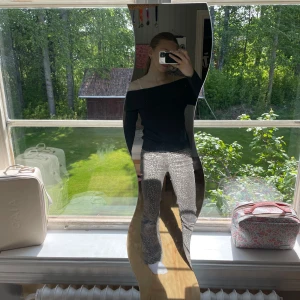 Mörkgrå ribbad offshoulder-tröja H&M - Säljer en mörkgrå ribbad stickad tröja från H&M med offshoulder-modell. Tröjan har lång ärm och bred krage som vilar snyggt över axlarna. Perfekt för dig som gillar en stilren men ändå trendig look. 