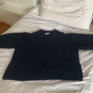 navy stickad tröja - Gina Tricot - mysig stickad tröja i navy från Gina Tricot! superfin å enkel att stylea! har använt den ett år ggr men är inte sliten och har inga större tecken på användning! pris kan diskuteras!