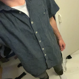 Mörkblå kortärmad skjorta - Skriv vid funderingar 