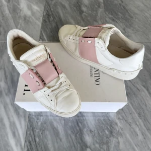 Valentino skor  - Valentino Open - Skick: Jättefint skick  - Storlek 37 - Tillbehör: Valentino kort - Nypris: 6000kr - TrendWardrobe