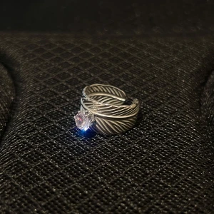 Intricate Feather Stone Ring - Storlek 6.75 (diameter ca 17.3 mm)