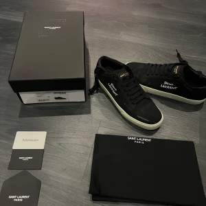 Yves Saint Laurent Låga Sneakers - Hej! Säljer nu mina sprillans nya YSL skor. Super fina och unika skor som passar alla outfits. Skorna är i storlek 42 och har aldrig använts. Skriv privat vid minsta lilla fundering!