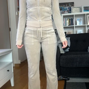 Juicy set - Beige juicy set. Byxorna är i storlek xxs och tröja i xs. Skulle säga byxorna passar i xs och s oxå. 