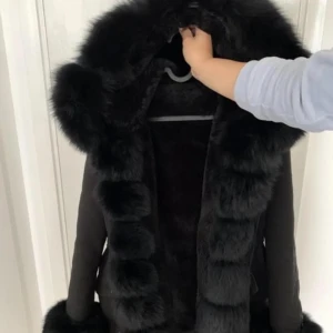 Svart pälsjacka med stor huva - Ger mig nu på ett till försök till att få min fina päls jacka såld eftersom den har blivit för stor för mig och jag behöver pengarna till att köpa en ny jacka nu till vinter. Storlek L men passar en större M lika bra. Jackan är i väldigt bra skick eftersom jag fick den i julas och jag har använt den fåtalgånger. Det är äkta Päls på hela jackan och nypris ligger på ca 4000 kr. Går att sära på jackan i flera delar så därför är pälsen avtagbar. Väldigt varmt till vintern och framförallt vattentät. 