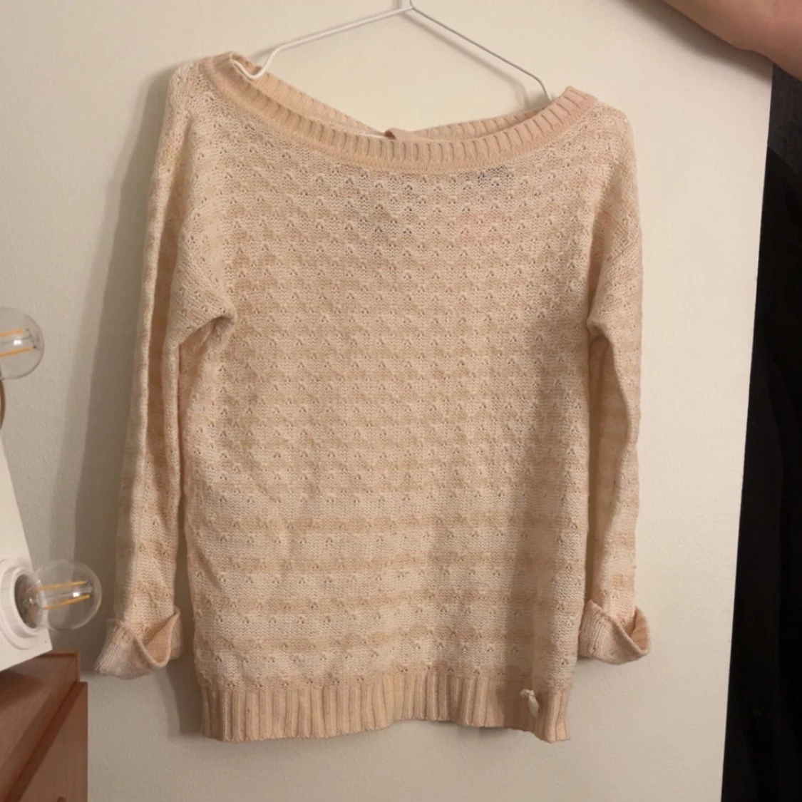 Beige stickad tröja med strukturmönster