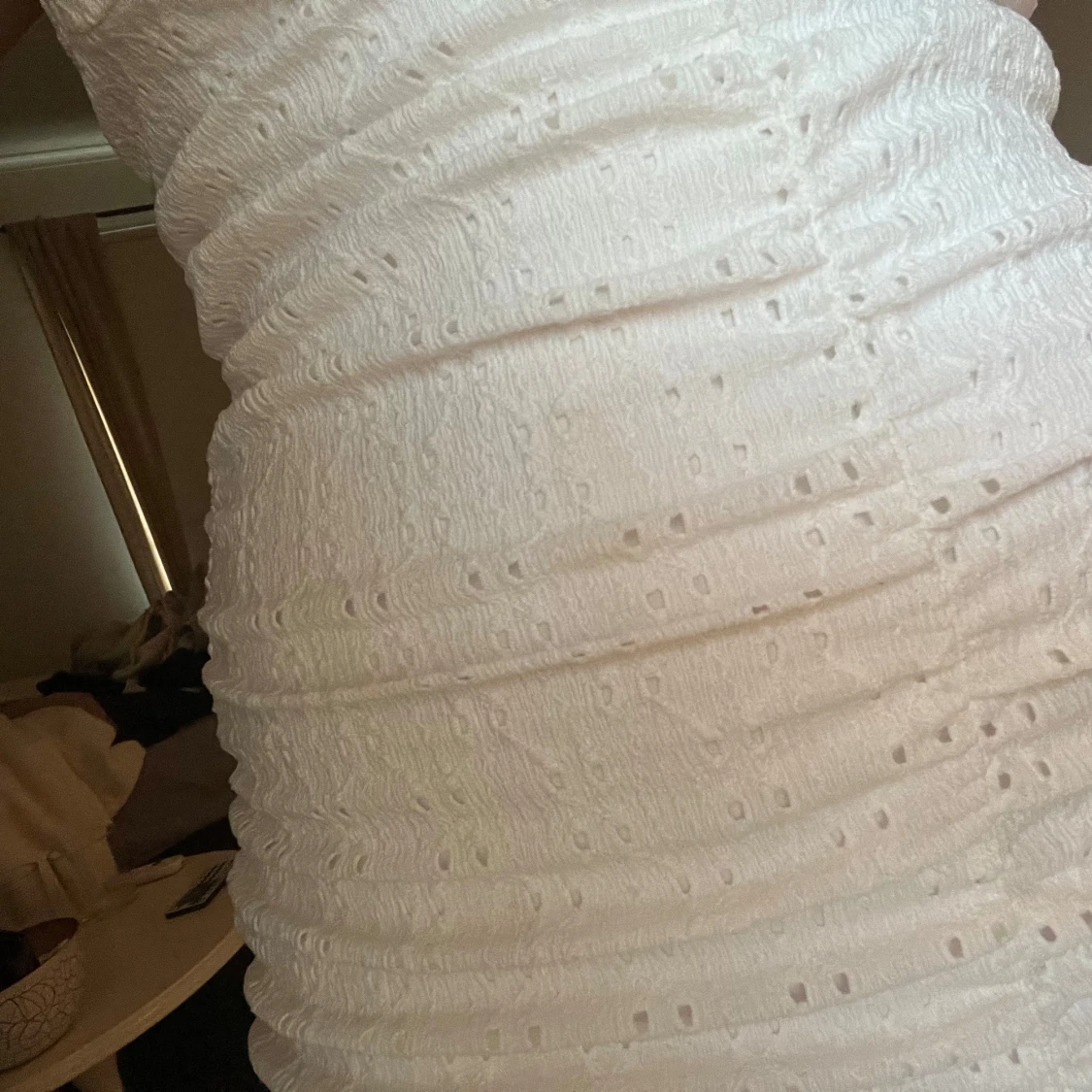 Vit kort klänning med broderi - 2