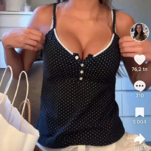 Prickigt linne från Brandy Melville  - Säljer min supersöta blåa  prickiga topp då den inte kommer till användning, liknar den tröjan i första bilden fast i en annan färg. Endast provad 💕💕