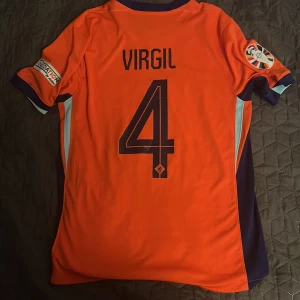 Virgil Van Dijk Fotbollströja Nederländerna EM 2024 - Säljer en Nederländerna EM 2024 Fotbollströja i Storlek M med Virgil 4 på ryggen, även EM loggan med på höger armen