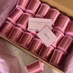 Silkespapiljotter - Papiljotter från Silk’nCare! Helt nytt paket och passar perfekt när man vill styla sitt hår! I deras unika gammelrosa färg som är sååå fin, det är 12 st med 4cm i diameter