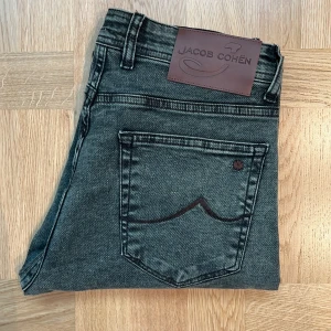|HELT NYA| Jacob Cohën Jeans | - Säljer dessa helt nya Jacob Cohën jeansen med tags för endast 1499kr. Skicket är väldigt bra utan några defekter (10/10) och är i storlek W32/L33. Om ni har några frågor så är det bara att höra av sig!!
